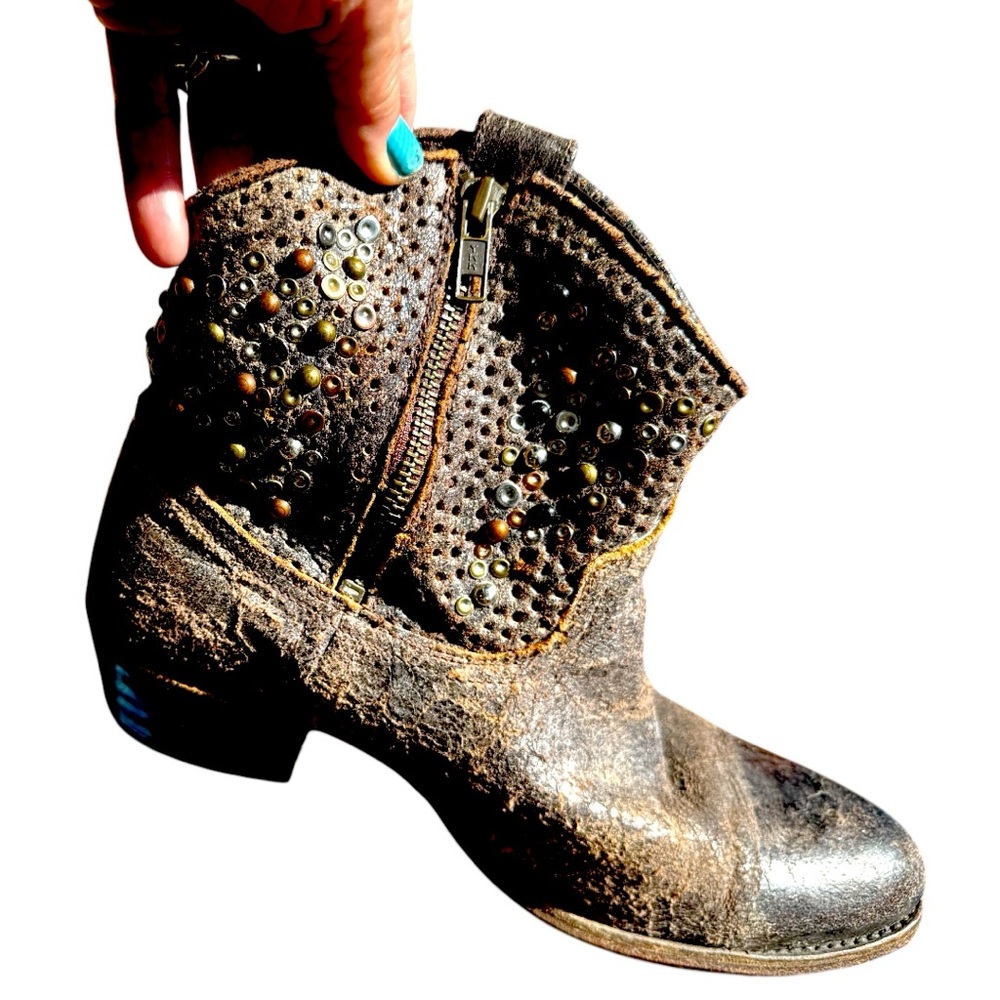 FRYE 77861 Deborah Studded Distressed Leather Short Womens Bootie Boots S8-8.5